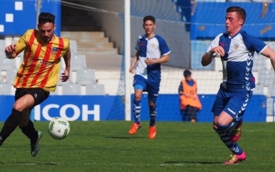 Max Marcet persegueix Robert Simón en un Sabadell B-Sant Andreu jugat fa dos anys i mig a la Nova Creu Alta | Judit Andreu (UESA)